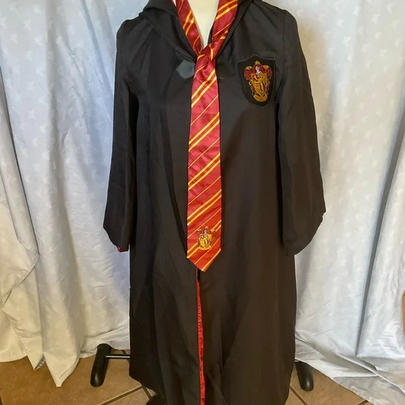 Kids Wizard Costume Robe with Griffindor Crest-Tie and Scarf included - Picture 7 of 12